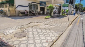 Vereador cobra conserto em calçada em frente ao Pronto Socorro