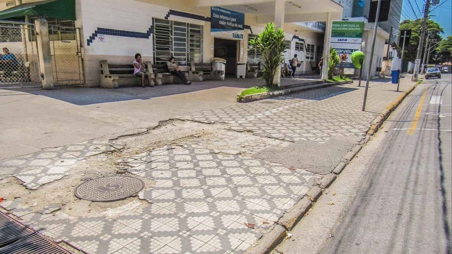 Vereador cobra conserto em calçada em frente ao Pronto Socorro Vereador cobra conserto em calçada em frente ao Pronto Socorro