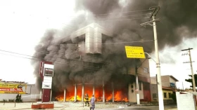 Loja perde todo material em incêndio na Av. Charles Schneider