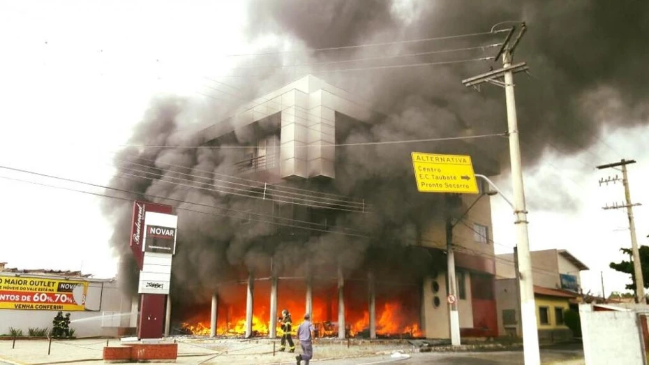Loja perde todo material em incêndio na Av. Charles Schneider Loja perde todo material em incêndio na Av. Charles Schneider