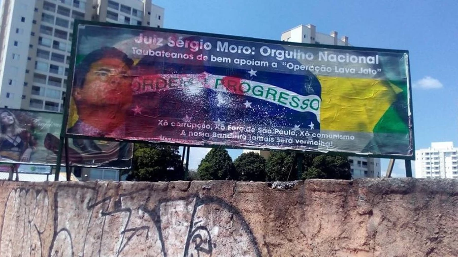 Placa de apoio a Sérgio Moro é pichada na Rua Emílio Winther