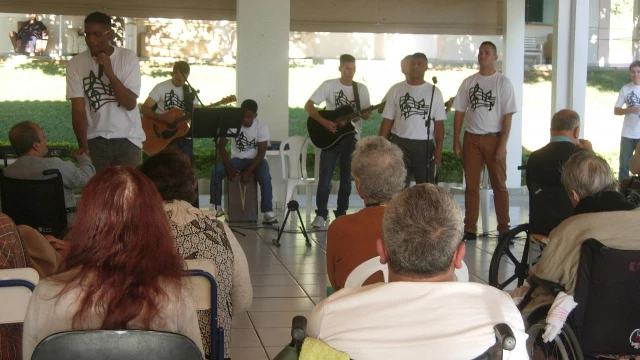 Asilo recebe apresentação de presos do CPP de Tremembé