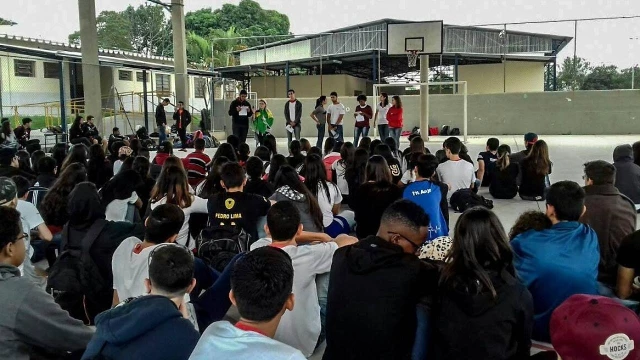 Estudantes ocupam prédio da Etec em Taubaté