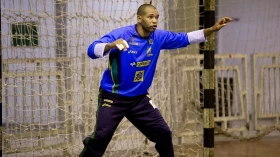 Filha do goleiro do Handebol Taubaté trilha caminhos do pai