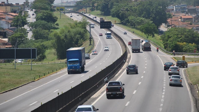 Via Dutra recebe fluxo intenso a partir das 14h desta quarta-feira