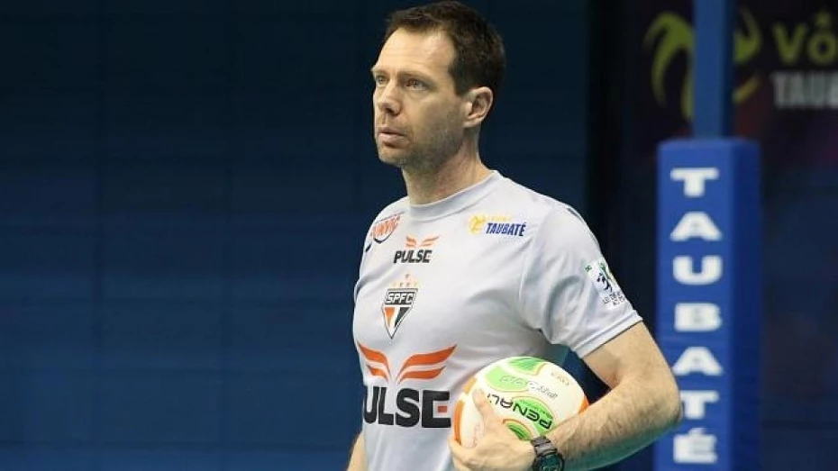Cézar Douglas vê elenco melhor para a próxima temporada Cézar Douglas vê elenco melhor para a próxima temporada