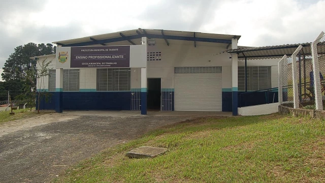 Escola do Trabalho oferece cursos nas áreas de beleza e informática