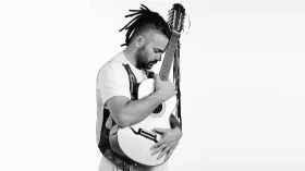 Violeiro Luiz Salgado apresenta show gratuito no Sesc