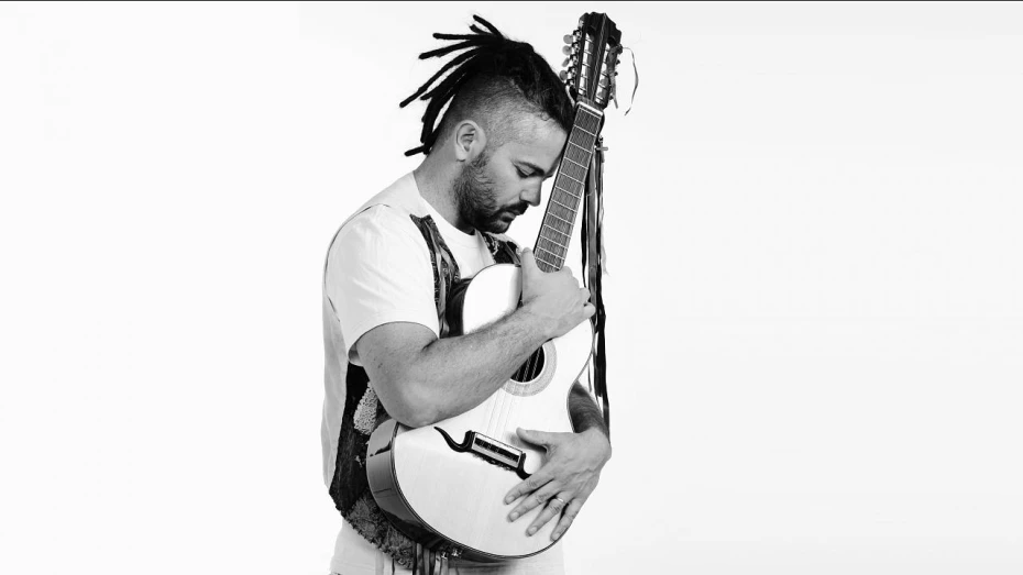 Violeiro Luiz Salgado apresenta show gratuito no Sesc