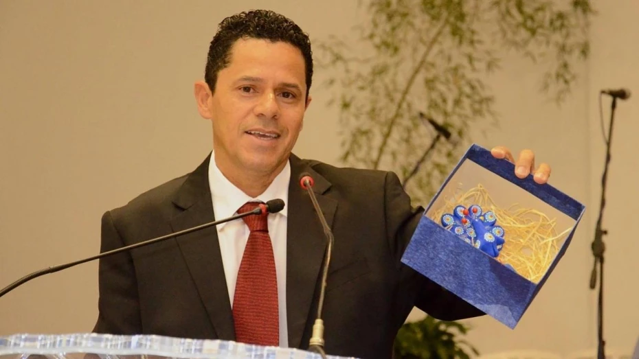 Vereador questiona cartaz com diferentes tipos de família Vereador questiona cartaz com diferentes tipos de família