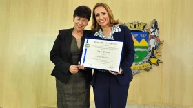Educadora física recebe cidadania taubateana na Câmara