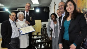 Professora recebe cidadania taubateana no aniversário de 100 anos
