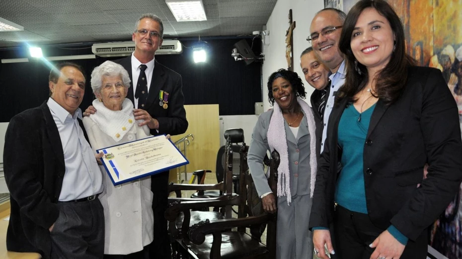 Professora recebe cidadania taubateana no aniversário de 100 anos