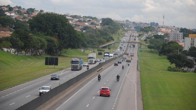 Lei que exige farol baixo de dia em rodovias já está valendo