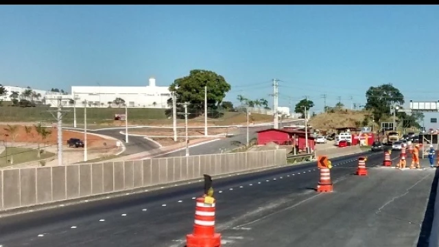 Empresa libera pista em obra realizada na Via Dutra, em Taubaté