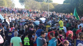 Público acompanha passagem da chama olímpica
