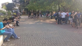 ‘Pokémon Go’ atrai jogadores na Praça Santa Terezinha