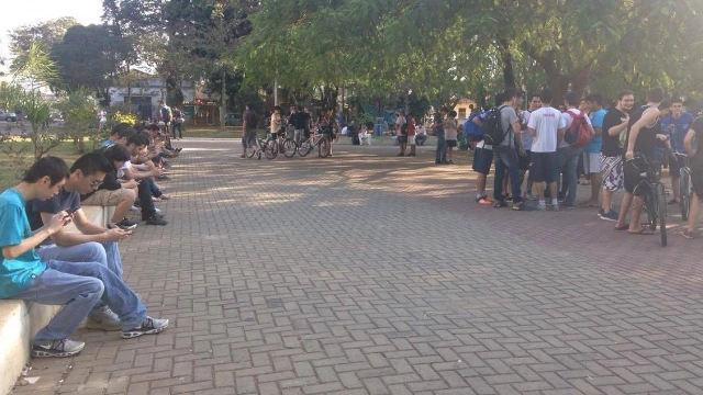 ‘Pokémon Go’ atrai jogadores na Praça Santa Terezinha