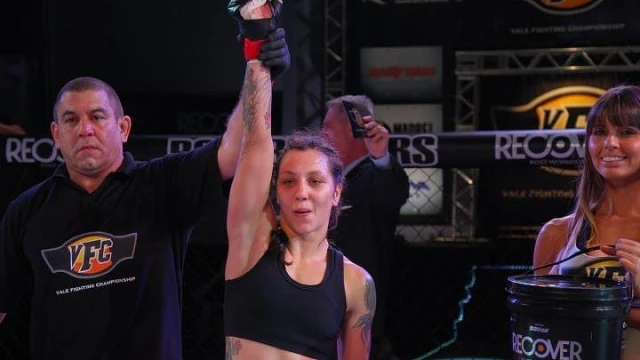 Antes de Luta nos EUA, Kalindra realiza treino aberto ao público