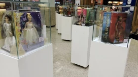 Colecionadora expõe mais de 70 Barbies na semana do dia das crianças