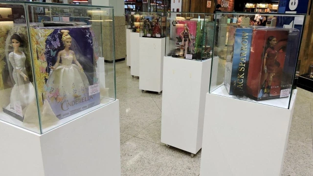 Colecionadora expõe mais de 70 Barbies na semana do dia das crianças