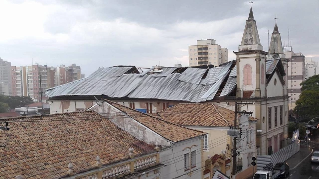 Chuva com ventos de 80 km/h causa transtornos em Taubaté 