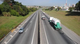 Aplicação de multas por farol desligado em rodovia é liberada