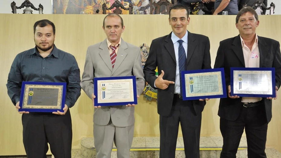 Funcionários públicos são homenageados na Câmara de Taubaté Funcionários públicos são homenageados na Câmara de Taubaté