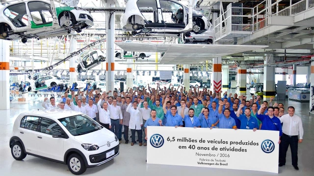 Volkswagen de Taubaté celebra marca de 6,5 milhões de carros produzidos