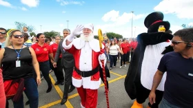 Chegada do Papai Noel dá início à promoção em shopping da cidade