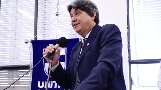 Reitor da Unitau cobra liberação dos recursos do FIES em Brasília