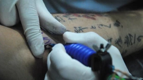 Ação solidária oferece tatuagem em troca de doação para ONG 