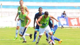 Profissional do EC Taubaté bate time da base em jogo treino