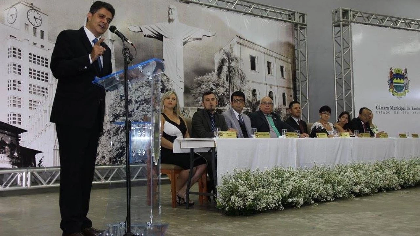 Prefeito, vice e vereadores tomam posse