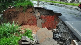 Asfalto cede no Jaraguá durante forte chuva 
