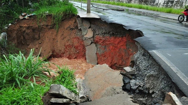 Asfalto cede no Jaraguá durante forte chuva 