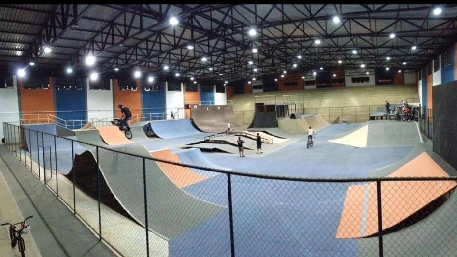 Maior pista coberta de esportes radicais é aberta em Taubaté Maior pista coberta de esportes radicais é aberta em Taubaté