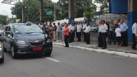 Taxistas protestam contra legalização do Uber em Taubaté