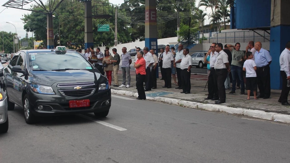 Taxistas protestam contra legalização do Uber em Taubaté