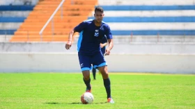 Burrão apresenta zagueiro como 26º reforço para Série A2