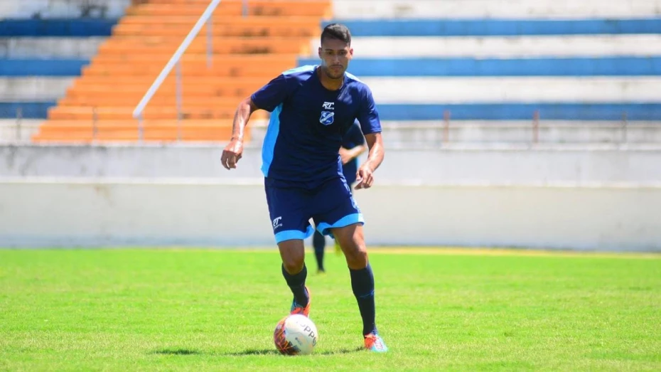 Burrão apresenta zagueiro como 26º reforço para Série A2