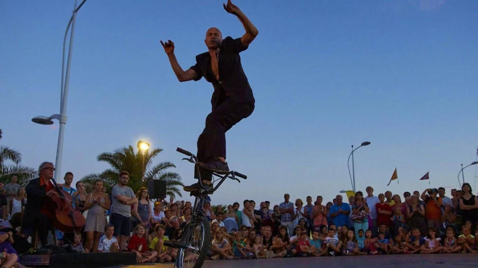 Circo francês apresenta espetáculo gratuito no Sesc