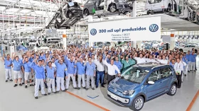 Fábrica da Volkswagen em Taubaté celebra 200 mil up! produzidos 