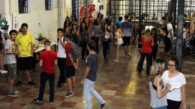 Unitau recepciona alunos com evento cultural 