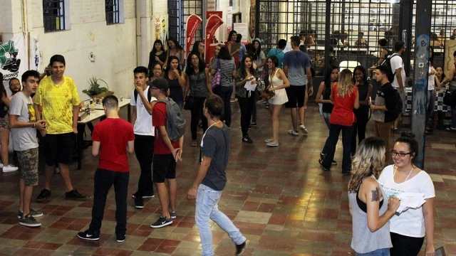 Unitau recepciona alunos com evento cultural 
