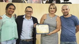 Câmara homenageia idealizadora de página de debates sociais e políticos  