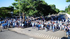 Trabalhadores da Ford paralisam serviço contra lei de terceirização 