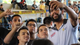 Elenco do Vôlei Taubaté visita cerca de 700 alunos da Escola de Atleta 