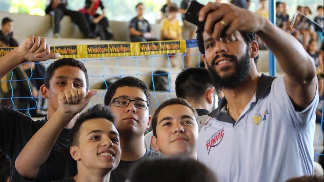 Elenco do Vôlei Taubaté visita cerca de 700 alunos da Escola de Atleta 