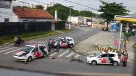 Mulher de 56 anos é baleada a caminho do trabalho
